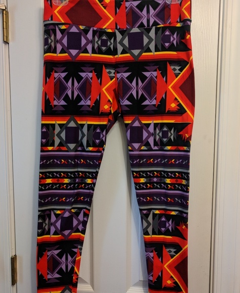BNWT LULAROE ARROWS TALL & CURVY LEGGINGS. - Picture 3 of 7